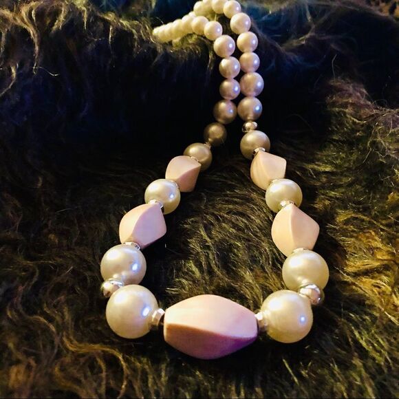 Vintage faux pearl and blush bead necklace. - Picture 3 of 4